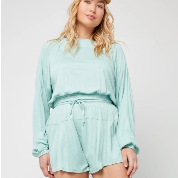 L*SPACE Daytripper Lounge Set Sweatshirt and Shorts LSPACE - Picture 11 of 12